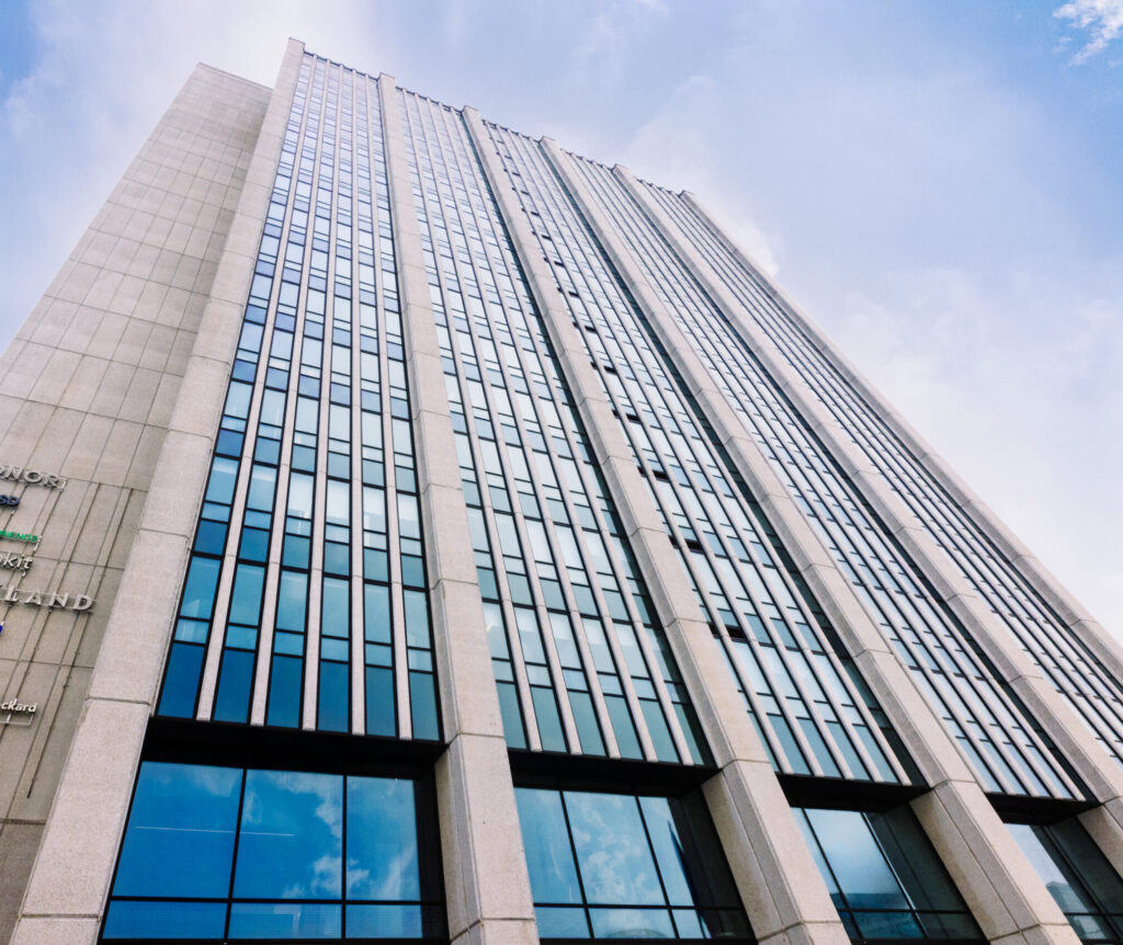 Finago Towerin julkisivu alaviistosta, näkyvissä rakennuksessa toimivien yritysten logot kuten Workland, Midagon ja Hewlett Packard Enterprise.